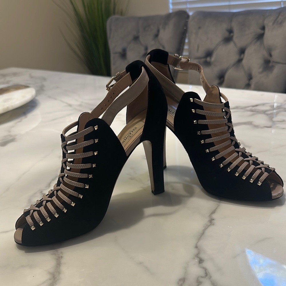 Valentino Black and Tan Heels with Intricate Design - Picture 3 of 7